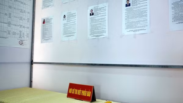 Phòng viết phiếu bầu cử ở điểm bầu cử Lữ đoàn 129 Hải quân, phường Phước Thắng, Thành phố Hồ Chí Minh. (Ảnh: LÊ ĐÌNH THÌN)