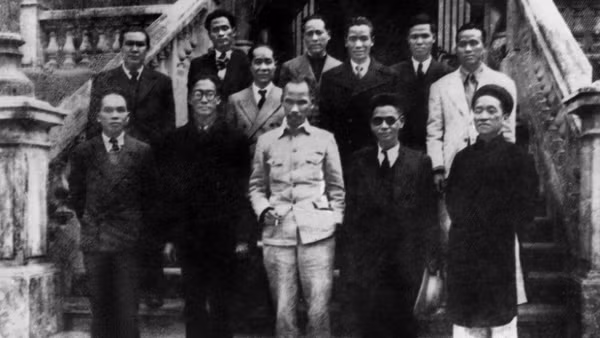 Chủ tịch Hồ Chí Minh và các thành viên Hội đồng Chính phủ lâm thời nước Việt Nam Dân chủ Cộng hòa ra mắt sau phiên họp đầu tiên, sáng 3/9/1945. (Ảnh: TTXVN)