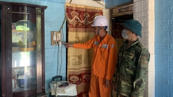 Hướng dẫn người dân sử dụng điện an toàn, tiết kiệm. (Ảnh: Báo Nhân Dân)