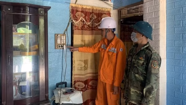 Hướng dẫn người dân sử dụng điện an toàn, tiết kiệm. (Ảnh: Báo Nhân Dân)