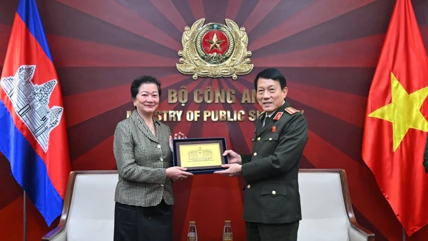 Bộ trưởng Lương Tam Quang trao quà lưu niệm tặng Đại sứ Chea Kimtha. (Nguồn ảnh: bocongan.gov.vn)