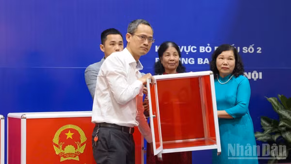 Hòm phiếu được kiểm tra công khai, bảo đảm đúng quy định, đúng pháp luật.