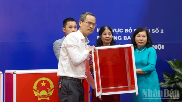 Hòm phiếu được kiểm tra công khai, bảo đảm đúng quy định, đúng pháp luật.