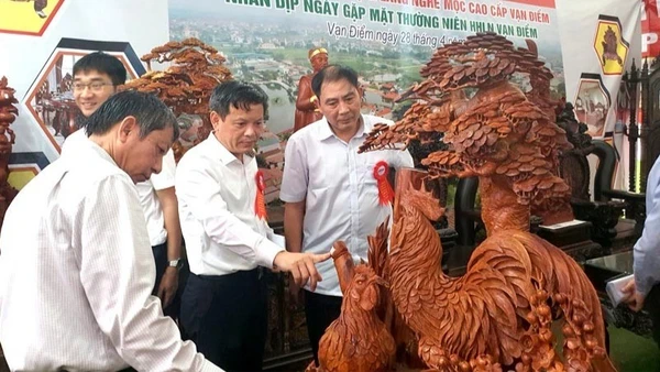 Các sản phẩm của Làng nghề mộc cao cấp Vạn Điểm luôn thu hút du khách đến tham quan, mua sắm. (Ảnh: NGUYỄN TRƯỜNG)