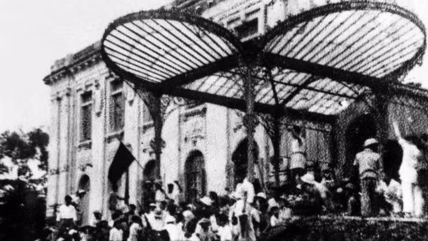 Ngày 19/8/1945, nhân dân Hà Nội đánh chiếm Bắc Bộ phủ, cơ quan đầu não của Chính quyền tay sai Pháp. (Ảnh: Tư liệu TTXVN)