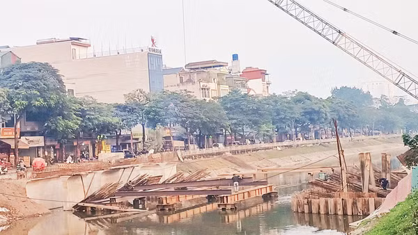 Xây dựng cầu vượt sông Tô Lịch (Hà Nội).