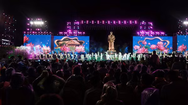 Điểm nhấn của đêm khai mạc Lễ hội Làng Sen năm 2026 là chương trình nghệ thuật đặc biệt được dàn dựng theo hình thức bán thực cảnh quy mô lớn.
