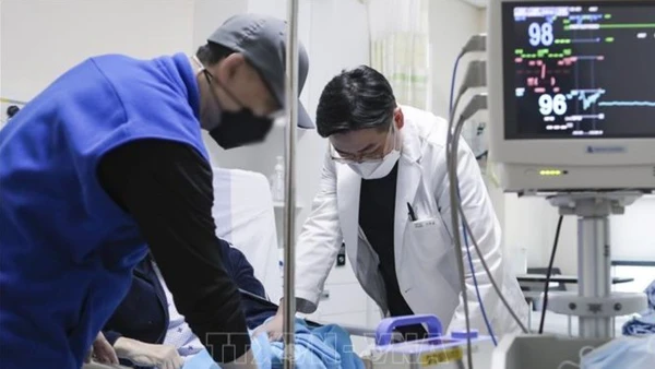 Ảnh minh họa: Nhân viên y tế điều trị cho bệnh nhân tại một bệnh viện ở Seongnam, Hàn Quốc ngày 4/3/2024. (Ảnh: Yonhap/TTXVN)