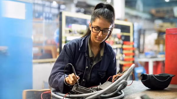 Lao động trẻ ở Mỹ tìm cách để tránh bị AI thay thế. (Ảnh: Entrepreneur)