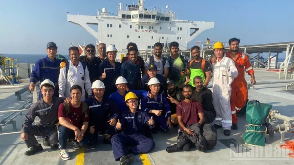 Các thuyền viên tàu SAND và tàu MKD VYOM chụp ảnh lưu niệm trước khi các thuyền viên tàu bạn được bàn giao cho Cảng vụ Muscat của Oman. (Ảnh: Tàu SAND cung cấp)