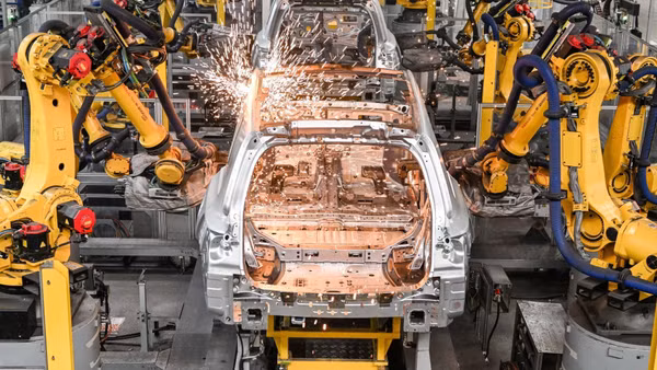 Một nhà máy sản xuất ô-tô điện ở tỉnh Giang Tô, Trung Quốc. (Ảnh: THX/TTXVN)