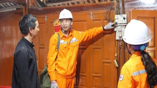 Hướng dẫn khách hàng sử dụng điện an toàn, chống chập cháy nổ tại các nhà sàn bằng gỗ nằm trong khu du lịch cộng đồng. (Ảnh: Báo Nhân Dân)