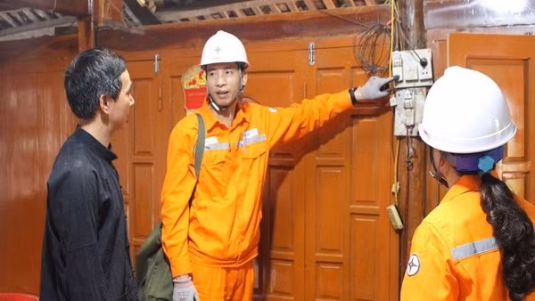 Hướng dẫn khách hàng sử dụng điện an toàn, chống chập cháy nổ tại các nhà sàn bằng gỗ nằm trong khu du lịch cộng đồng. (Ảnh: Báo Nhân Dân)