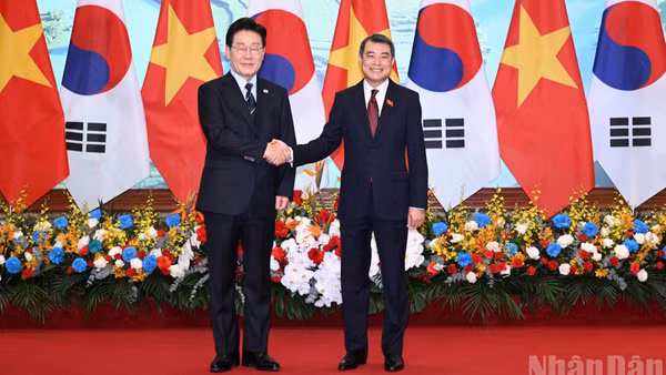 Thủ tướng Lê Minh Hưng đón Tổng thống Hàn Quốc Lee Jae Myung.