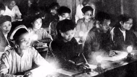Một lớp Bình dân học vụ. (Ảnh: Bảo tàng Lịch sử quốc gia)