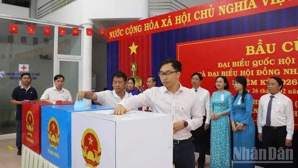 Cử tri bỏ phiếu tại khu vực bỏ phiếu sớm số 7, bầu đại biểu Quốc hội khóa XVI và đại biểu Hội đồng nhân dân các cấp nhiệm kỳ 2026-2031, ngày 26/2/2026, tại phường Tam Thắng, Thành phố Hồ Chí Minh. (Ảnh: HẢI CHÍNH)