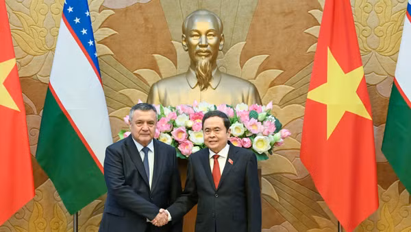 Chủ tịch Quốc hội Trần Thanh Mẫn và Chủ tịch Hạ viện Uzbekistan Nuriddin Ismoilov. (Ảnh: DUY LINH)