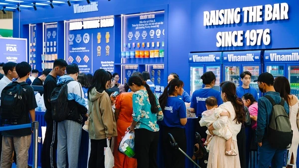 Gian hàng Vinamilk nổi bật, thu hút người tiêu dùng tại Hội chợ Mùa thu 2025. (Ảnh: Vi Nam)