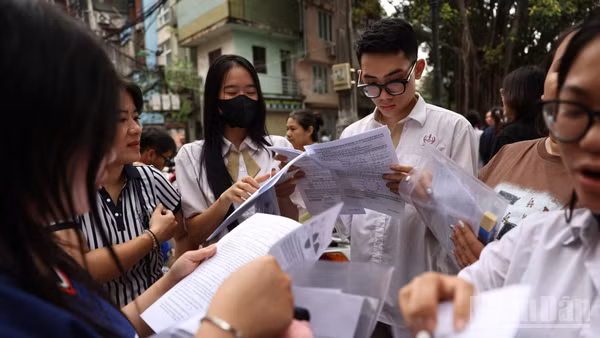 Thí sinh ra khỏi điểm thi sau khi hoàn thành bài thi môn Toán tại kỳ thi tốt nghiệp THPT năm 2026 (Ảnh: ĐẠI THẮNG)