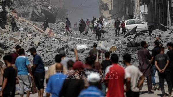 Đống đổ nát sau cuộc không kích của Israel xuống thành phố Gaza ngày 12/9/2025. (Ảnh: THX/TTXVN)