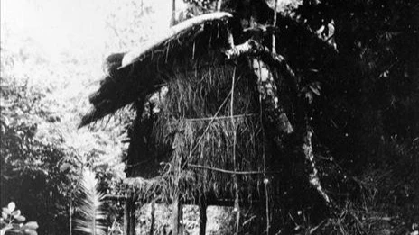 Trong ảnh: Lán Khuổi Nậm ở Pác Bó, xã Trường Hà, huyện Hà Quảng, Cao Bằng, nơi diễn ra Hội nghị Trung ương Đảng Cộng sản Đông dương lần thứ VIII (5/1941) quyết định đặt nhiệm vụ giải phóng dân tộc lên hàng đầu và thành lập Mặt trận Việt Minh. (Ảnh: TTXVN)