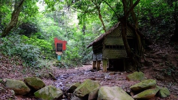 Lán Khuổi Nậm ở Pác Bó, nơi diễn ra Hội nghị Trung ương Đảng Cộng sản Đông dương lần thứ VIII (5/1941). (Ảnh: baocaobang.vn)