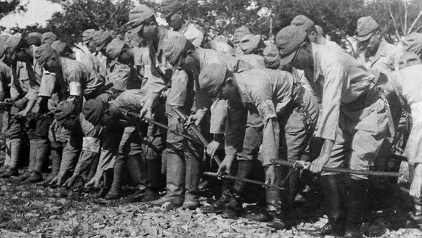 Binh lính Nhật Bản ra trình diện, đầu hàng quân Đồng minh đều tự giao nộp thanh kiếm của mình. (Ảnh: Tư liệu quốc tế/TTXVN)