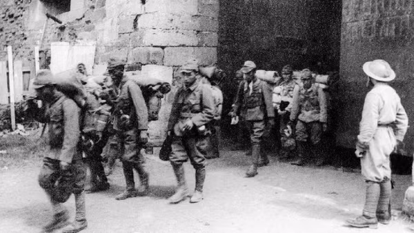 Binh lính Nhật rút khỏi Nam Kinh, Trung Quốc dưới sự giám sát của quân Anh. (Ảnh: Tư liệu quốc tế/TTXVN)