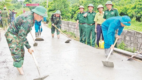 Cán bộ, chiến sĩ Bộ Chỉ huy Quân sự tỉnh Hà Nam (cũ) thực hiện tốt chương trình hành quân dã ngoại kết hợp làm công tác dân vận tại thôn Thanh Bồng, xã Thanh Nghị, huyện Thanh Liêm.