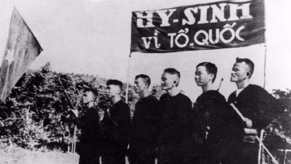 Đội du kích Ba Tơ thành lập ngày 14/3/1945 sau ngày khởi nghĩa Ba Tơ (Quảng Ngãi) nổ ra và giành thắng lợi (11/3/1945), thành lập chính quyền cách mạng của nhân dân, là lực lượng nòng cốt, trực tiếp tham gia chiến đấu trong tổng khởi nghĩa ở miền trung, góp phần vào thắng lợi Cách mạng Tháng Tám năm 1945. (Ảnh: Tư liệu TTXVN)