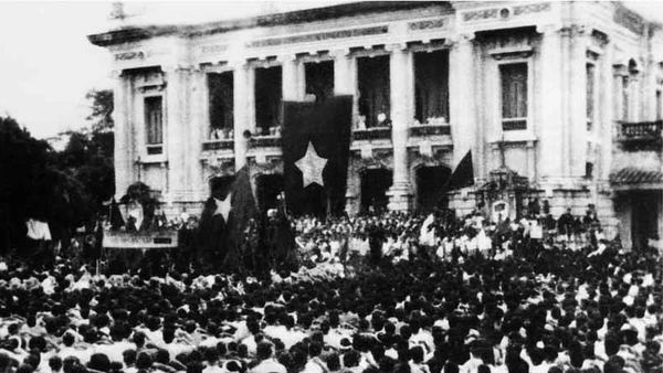 Ngày 19/8/1945, tại Quảng trường Nhà hát Lớn, hàng vạn người dân Thủ đô dự Lễ mít-tinh chào mừng Ủy ban Quân quản. (Ảnh: Tư liệu TTXVN)