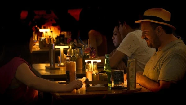 Người dân dùng bữa trong khách sạn phải thắp đèn chạy bằng pin khi sự cố mất điện xảy ra ở thủ đô La Habana, Cuba ngày 15/2/2025. (Ảnh: THX/TTXVN)