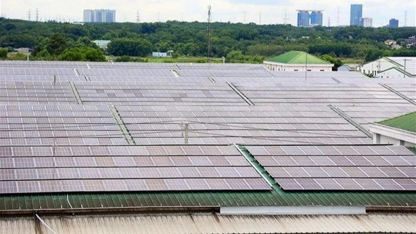 Pin năng lượng mặt trời được nhiều khu công nghiệp sử dụng, tạo nguồn năng lượng tái tạo, thân thiện với môi trường. (Ảnh: Hồng Đạt - TTXVN)