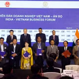 Tổng Bí thư, Chủ tịch nước Tô Lâm và Thủ hiến bang Maharashtra Devendra Fadnavis chứng kiến lễ trao các thỏa thuận hợp tác giữa hai nước. (Ảnh: TTXVN)