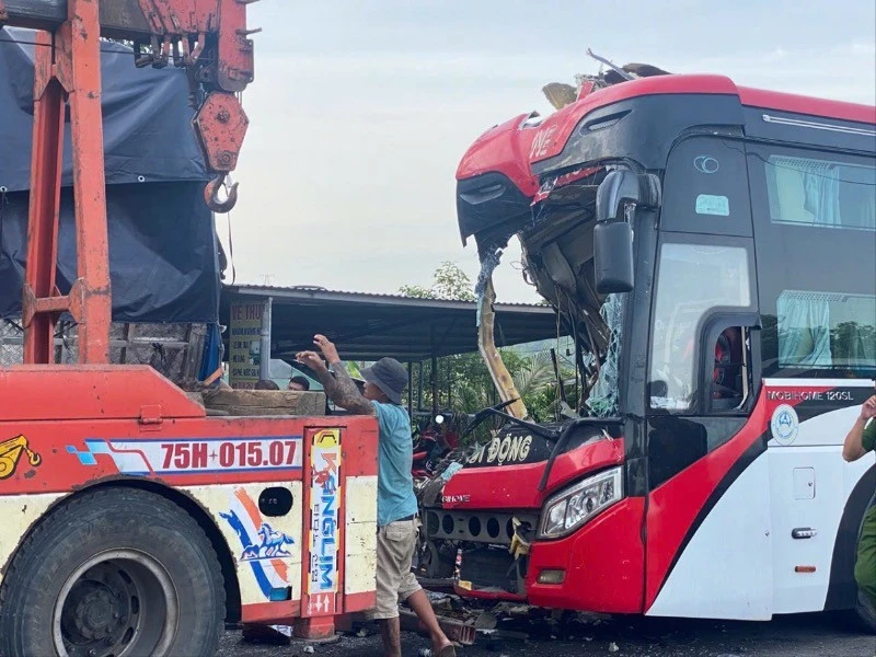 Đầu xe khách biến dạng sau va chạm.