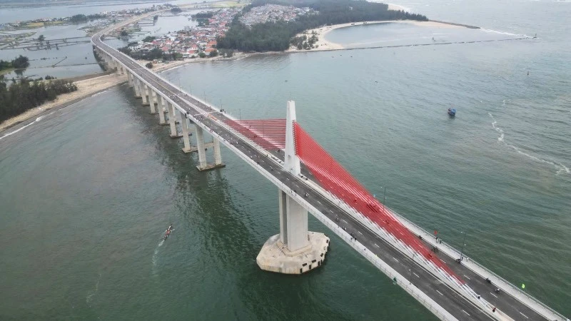 Cầu vượt cửa biển dài nhất miền Trung sắp thông xe