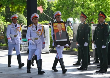 Đội nghi lễ chuyển di ảnh Tổng Bí thư Nguyễn Phú Trọng tới vị trí tổ chức Lễ an táng.