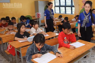 Các bạn sinh viên tình nguyện dạy học trong dịp hè cho học sinh tại xã Đắk Ơ, tỉnh Đồng Nai.