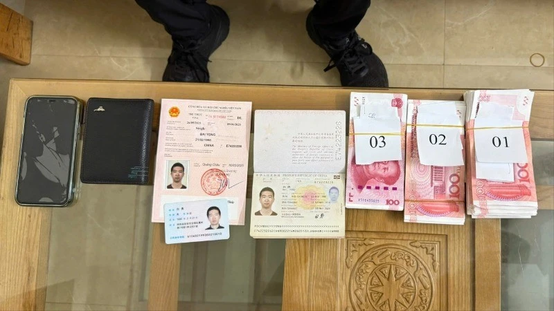 Tiền giả và giấy tờ của đối tượng Bạch Dũng (Trung Quốc) bị phát hiện, bắt giữ.