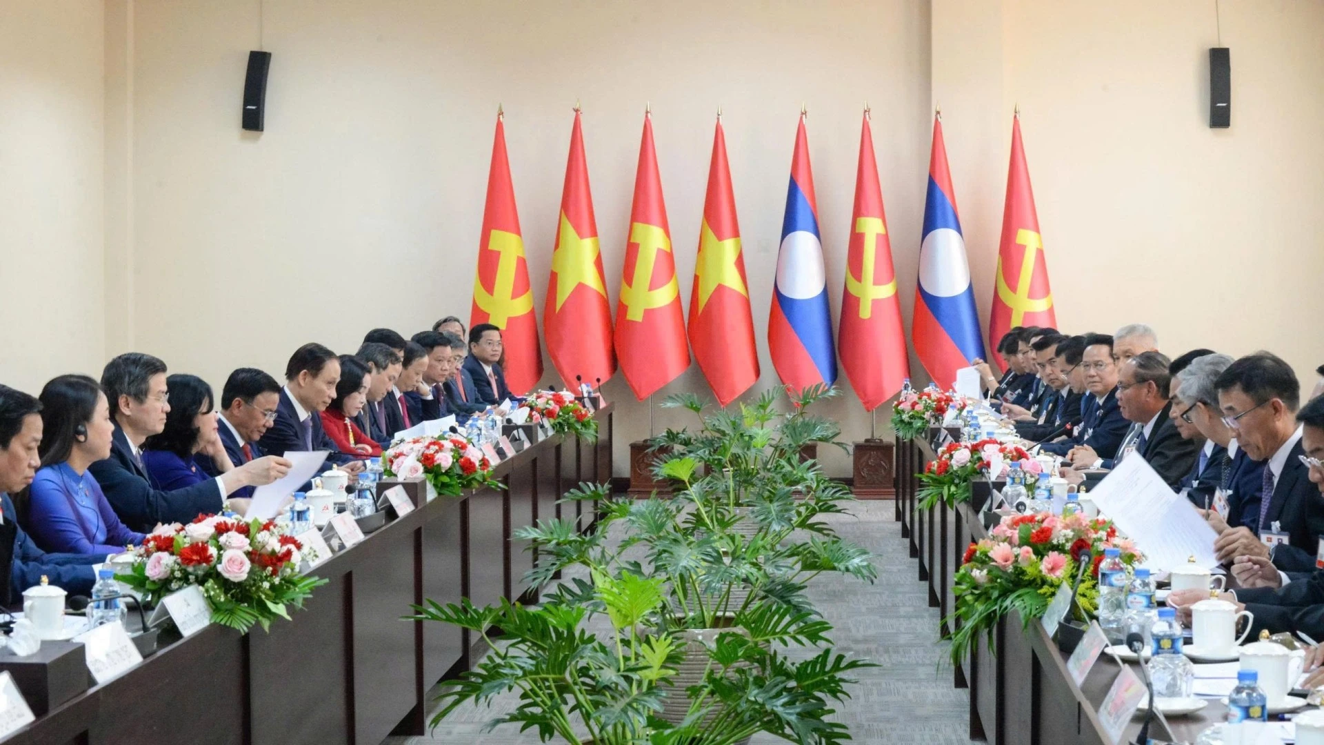 Lãnh đạo Việt Nam - Lào trao đổi sâu rộng, thúc đẩy quan hệ đặc biệt