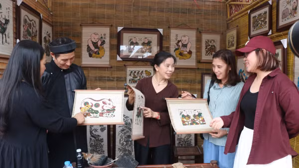 Nghệ nhân tranh dân gian Đông Hồ giới thiệu tác phẩm với du khách tại Festival “Về miền di sản Bắc Ninh-2026”.