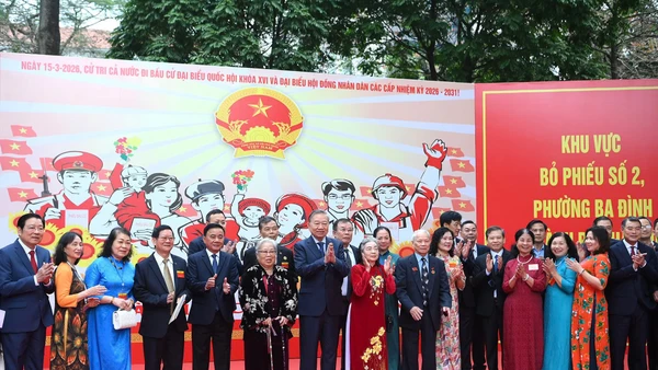 Tổng Bí thư Tô Lâm, Thường trực Ban Bí thư Trần Cẩm Tú, các đồng chí lãnh đạo và đại biểu, cử tri tại khu vực bỏ phiếu số 2, phường Ba Đình, thành phố Hà Nội. (Ảnh: ĐĂNG KHOA) 