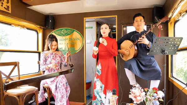 Biểu diễn nghệ thuật trong toa cộng đồng trên chuyến tàu “Kết nối di sản miền trung”. (Ảnh: TRẦN VŨ THÀNH)