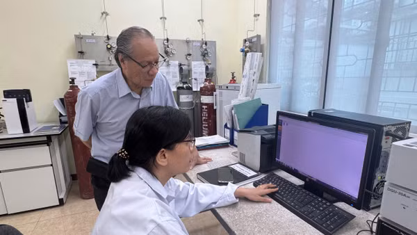 Giáo sư, Tiến sĩ Phạm Hùng Việt hướng dẫn cán bộ Phòng Thí nghiệm trọng điểm công nghệ phân tích mẫu chứa hợp chất PFAS bằng hệ thống sắc ký lỏng hiệu năng cao ghép nối khối phổ hai lần (HPLC-MS/MS).