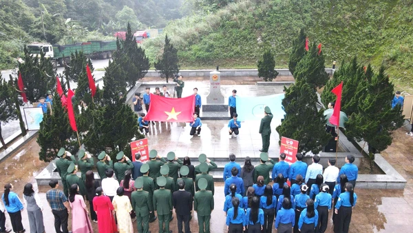 Lễ chào cờ “Tôi yêu Tổ quốc tôi” tại cột mốc 476. (Ảnh: NGÔ TUẤN)