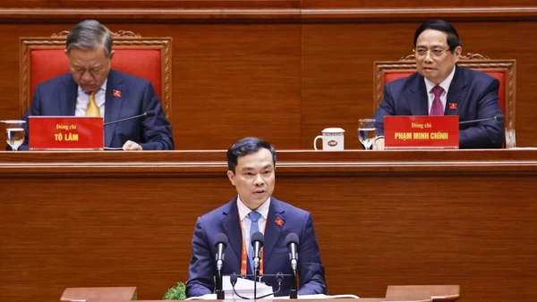 Đồng chí Nguyễn Mạnh Hùng, Phó Giám đốc Học viện Chính trị quốc gia Hồ Chí Minh, trình bày tham luận “Hoàn thiện lý luận về đường lối đổi mới của Đảng trong kỷ nguyên vươn mình của dân tộc”. (Ảnh: TTXVN)