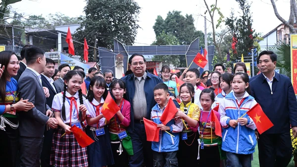 TT phạm Minhh chính với thầy và trò trường liên cấp Cẩm Thạch, Xã Cẩm Thạch, Thanh Hóa. 