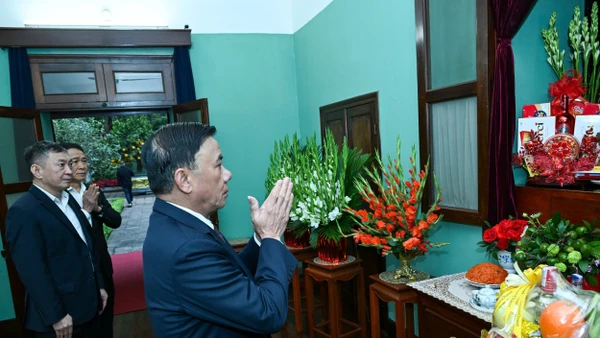 Thường trực Ban Bí thư dâng hương tưởng niệm Chủ tịch Hồ Chí Minh tại Nhà 67, Khu di tích Chủ tịch Hồ Chí Minh tại Phủ Chủ tịch. (Ảnh: DUY LINH)