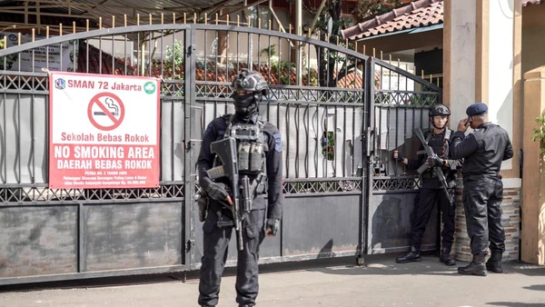 Cảnh sát đứng gác trước một trường học sau một vụ nổ xảy ra tại nhà thờ Hồi giáo ở Jakarta, Indonesia (Ảnh: Xinhua)