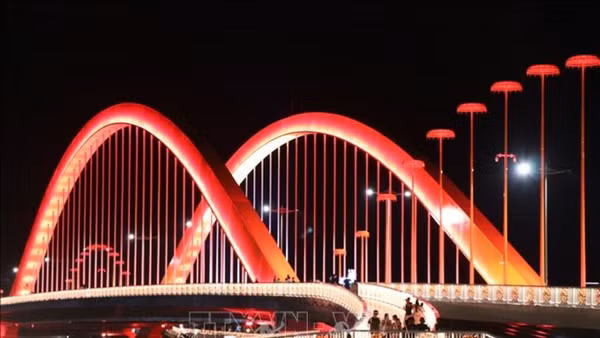 Cầu Nguyễn Hoàng bắc qua sông Hương (thành phố Huế) lung linh về đêm. (Ảnh: Vũ Sinh - TTXVN)